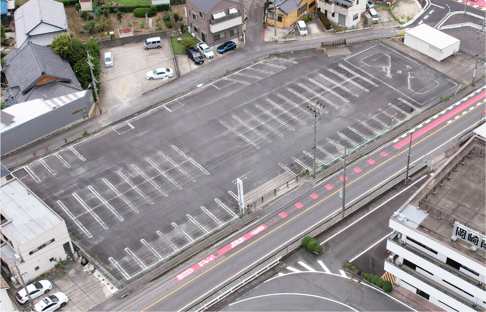 広々とした駐車場